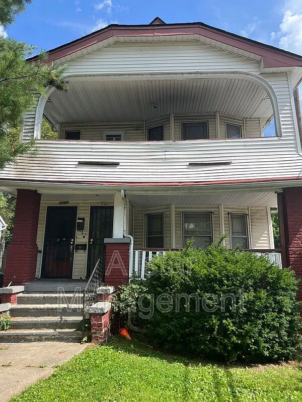 3 bed, 1.0 bath, 900 sqft, $900 — Photo 1