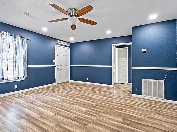 5th image of 3912 Killian St