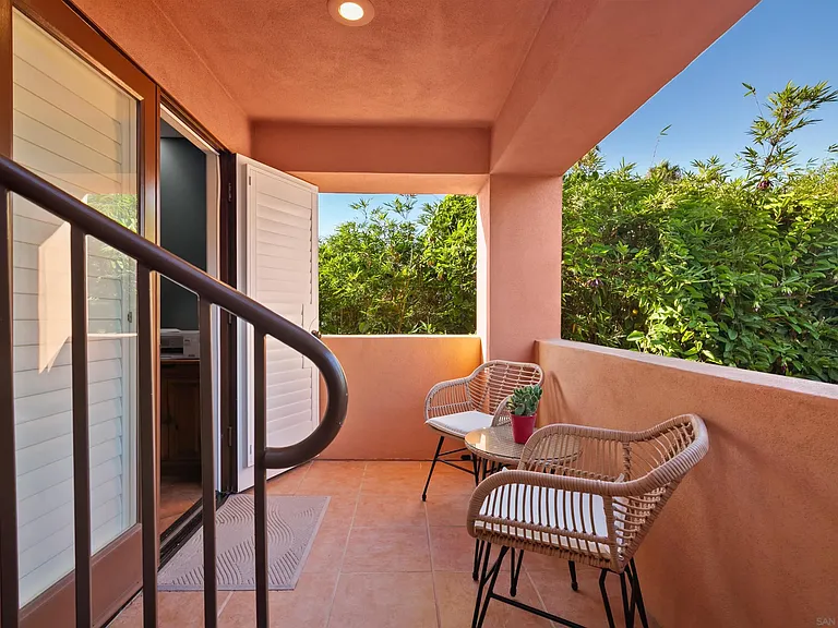 618 Gravilla Pl — Photo 37