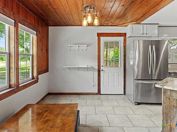 3rd image of 219 Woodcreek Dr