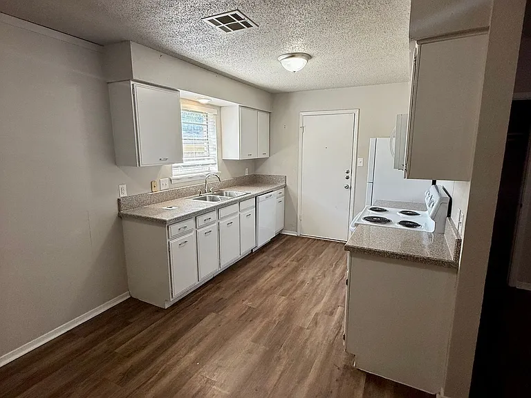 3610 Robinhood Dr — Photo 9