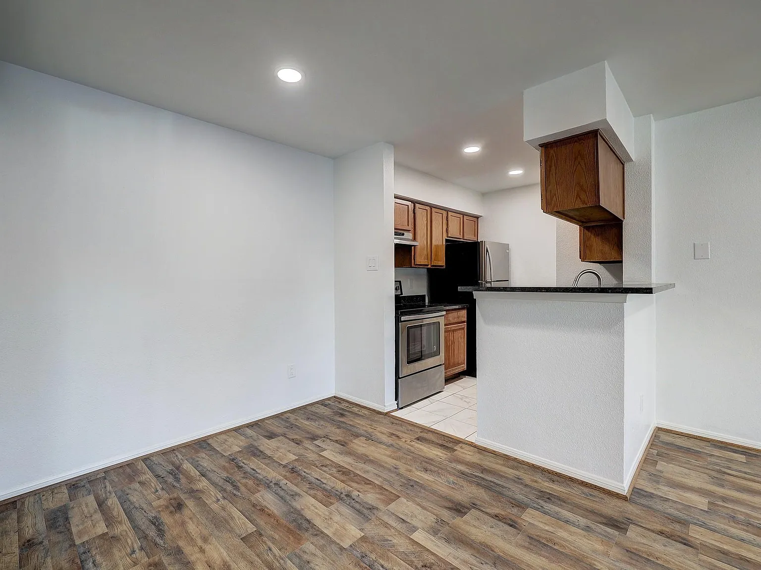1 bed, 1.0 bath, 627 sqft, $1,000 — Photo 2