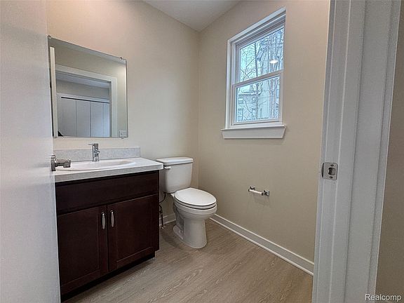 4th image of 221 N Grove St #6