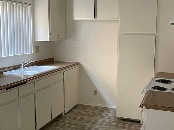 3rd image of 1082 Belmont Ave
