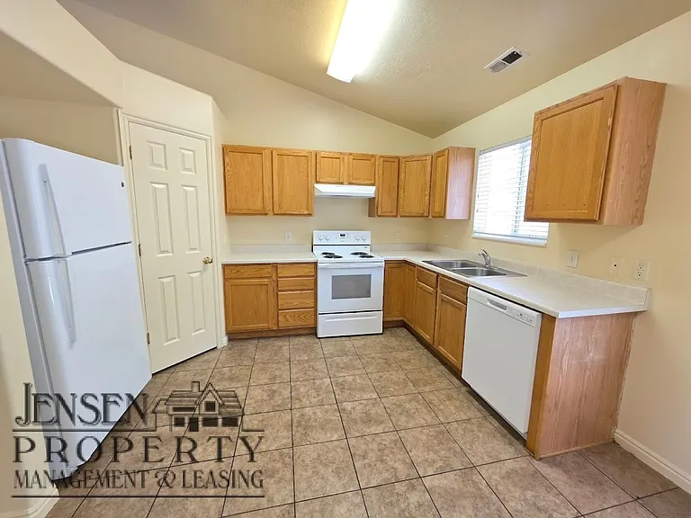 1849 S Halter Cir — Photo 4