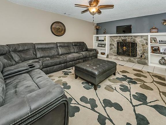 3rd image of 373 Waterford Cir W