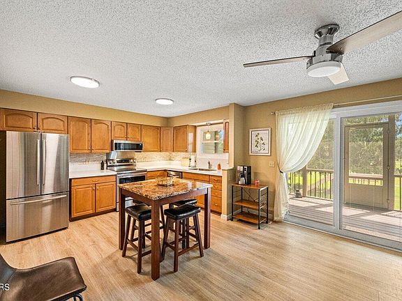 5th image of 416 Carmel Ct