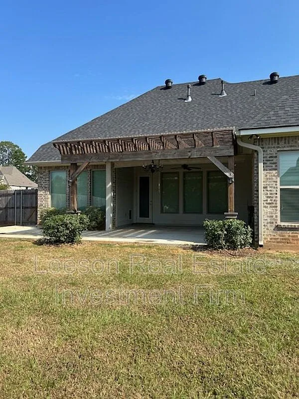 4 bed, 2.0 bath, 2152 sqft, $2,400 — Photo 3