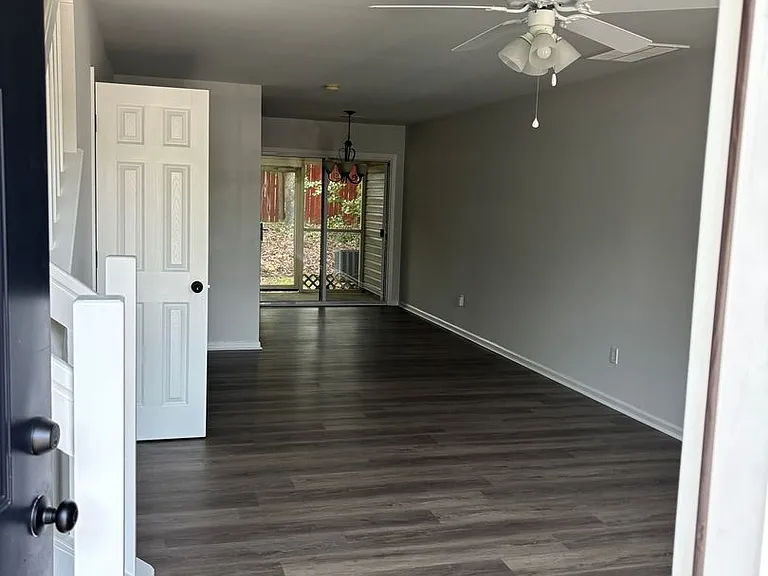 122 Hornby Cir — Photo 3