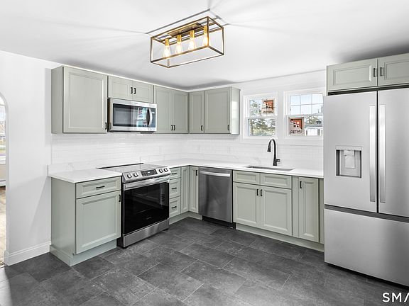 4th image of 395 Maple Street