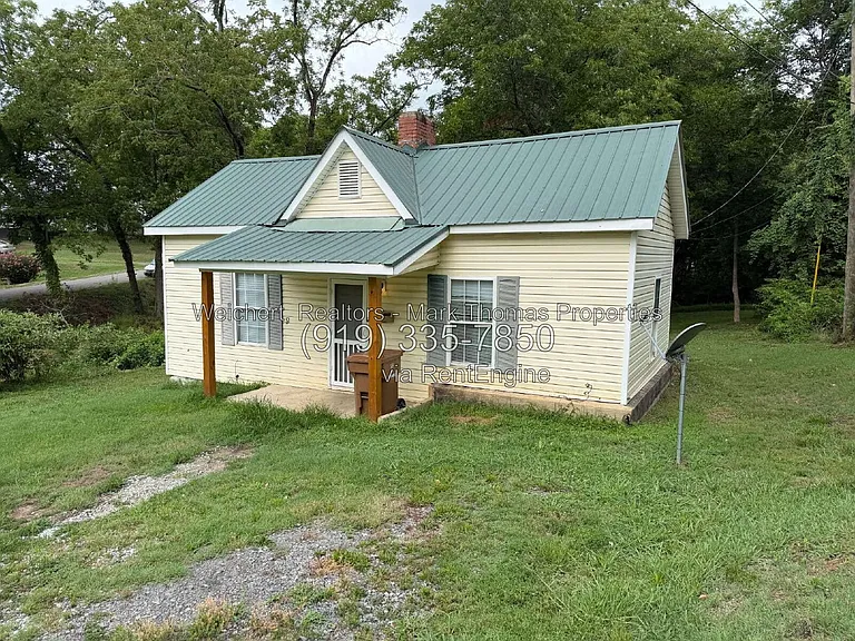 320 E Morehead St — Photo 1