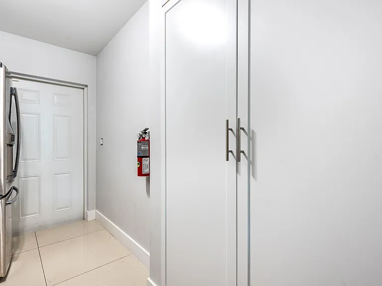 220 Perry Ave #B — Photo 3