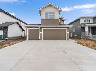 72 W Dawson Wharf, Mount Chestermere, AB T1X2X6