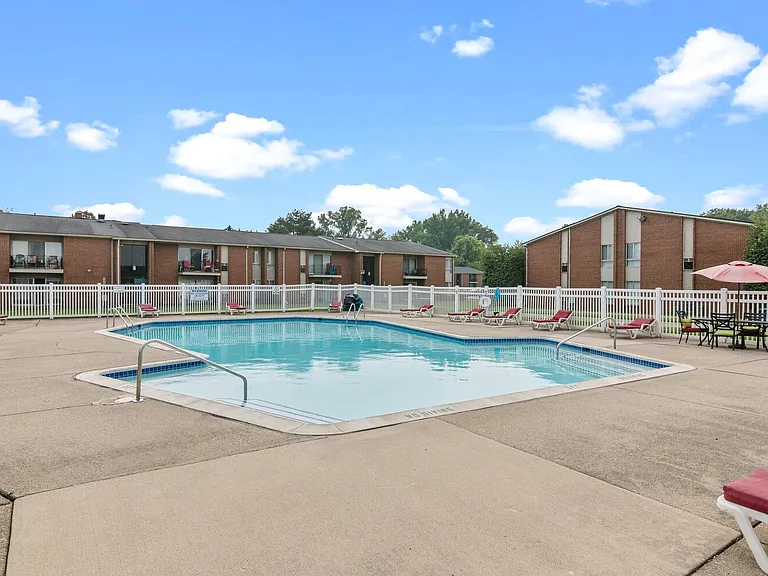 Macomb Manor - Roseville, MI — Photo 21