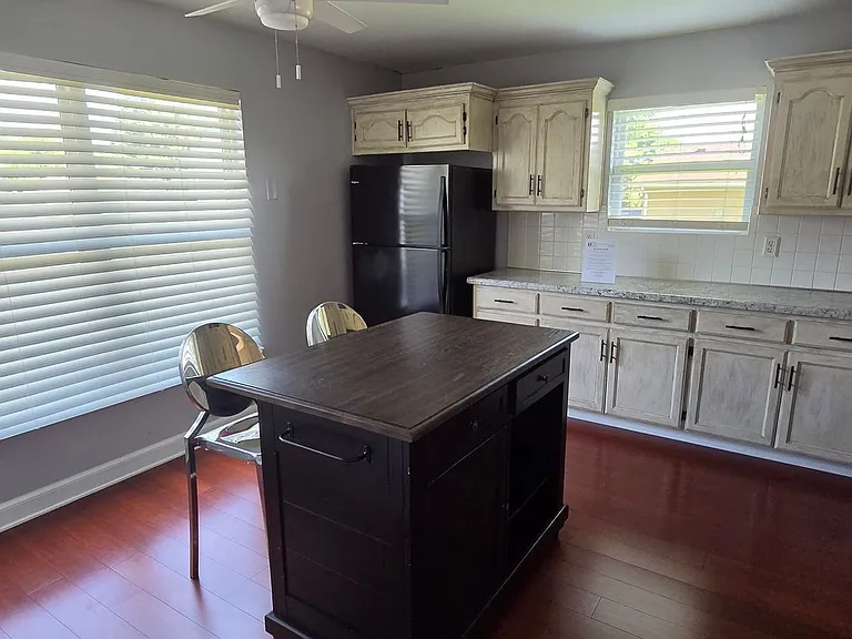 715 SW Graystone Dr — Photo 5