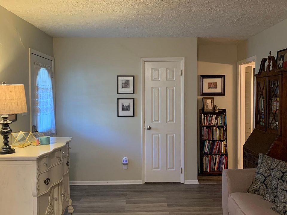 2nd image of 4609 Begonia Ln