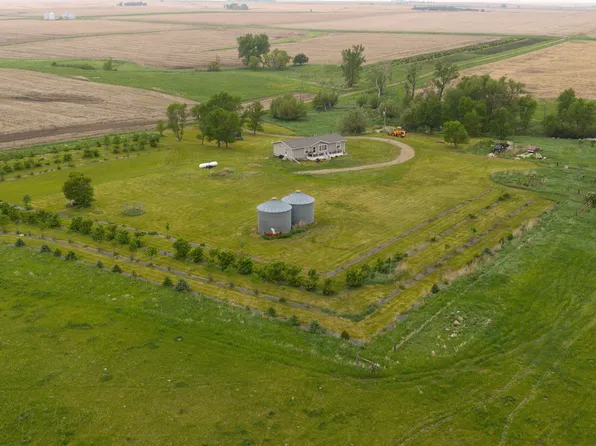 950 94th St SE, Strasburg, ND 58573