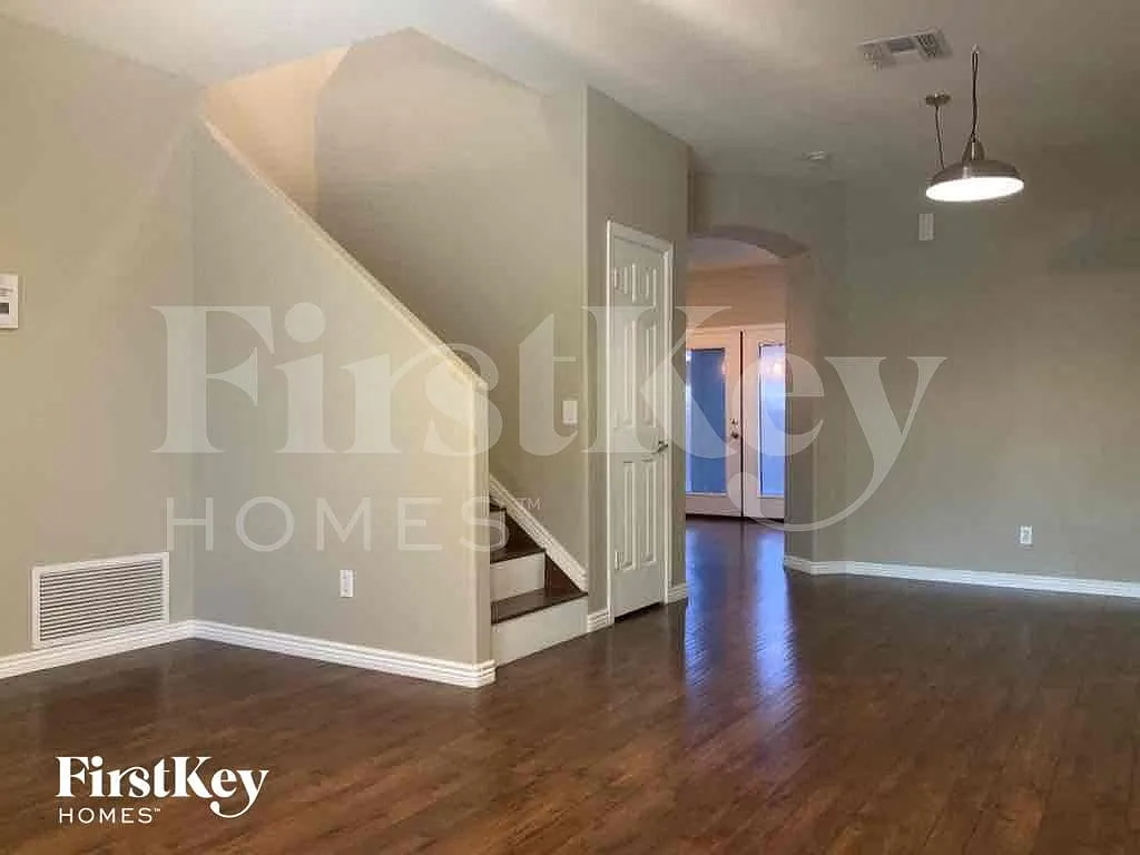 4 bed, 2.5 bath, 2227 sqft, $2,160 — Photo 4