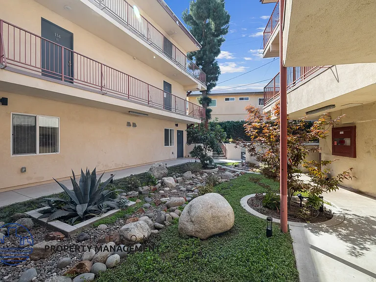 3320 Redondo Beach Blvd — Photo 7