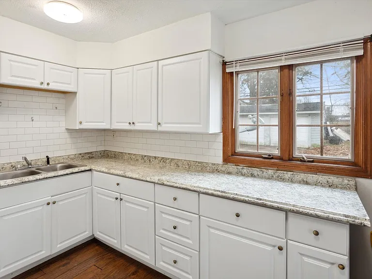9504 S Highland Ave — Photo 11