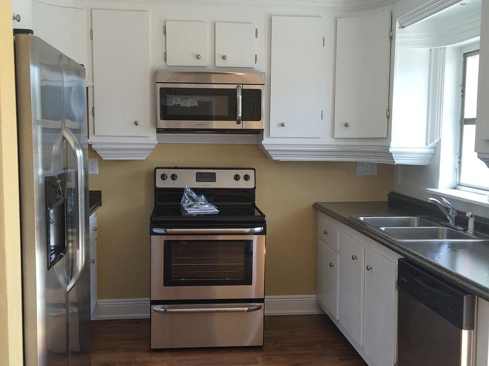 1st image of 210 E Iris Dr