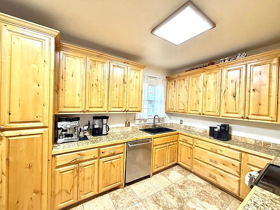 5th image of 908 Myrta St