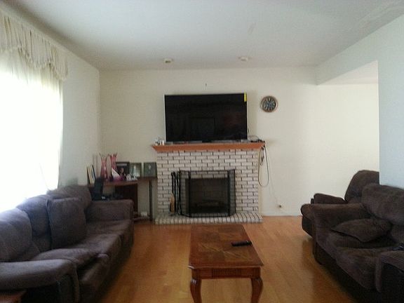 3rd image of 5204 W 110th St