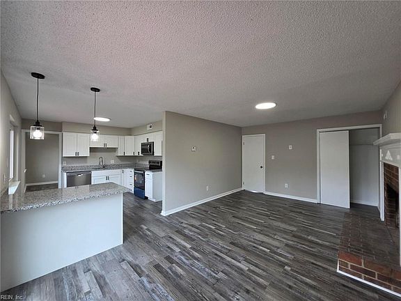 3rd image of 3781 Strathmoor Cir