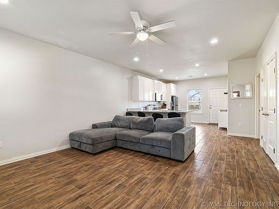 3rd image of 1325 Houston St