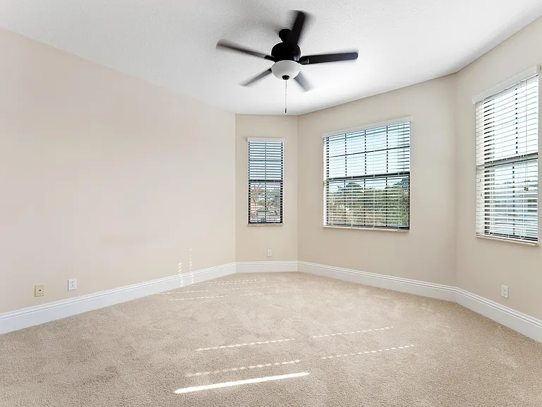 259 SE Calmo Cir — Photo 33