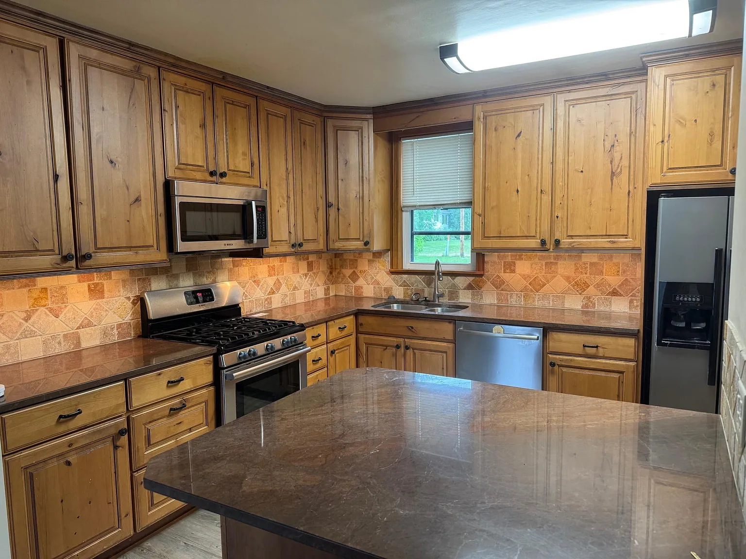 4 bed, 2.0 bath, 2712 sqft, $2,495 — Photo 4