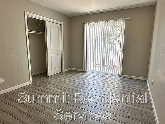 714 E 10th St — Photo 29