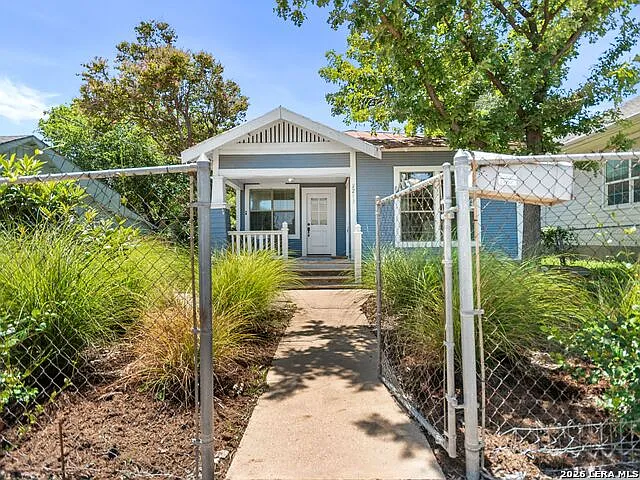 2213 N Flores St — Photo 39