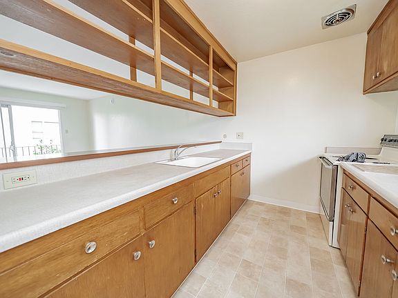 4th image of 36 Moss Ave #8