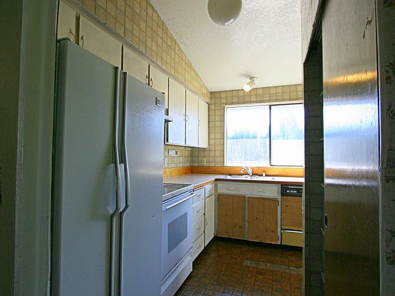 4th image of 2621 Saint Clair St