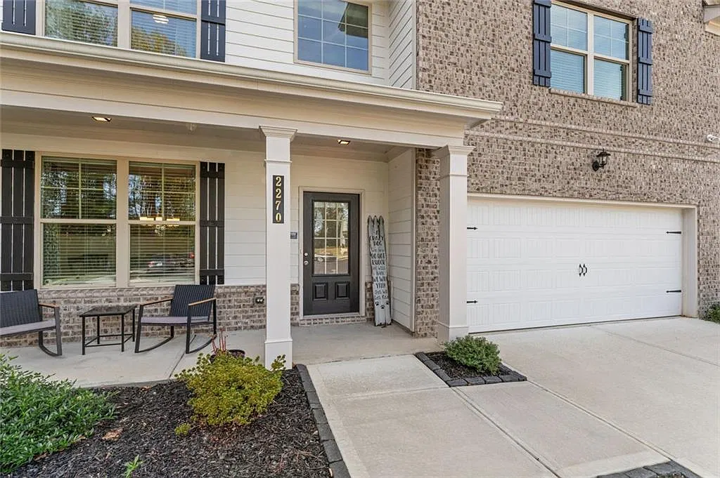 5 bed, 3.0 bath, 2551 sqft, $2,950 — Photo 2