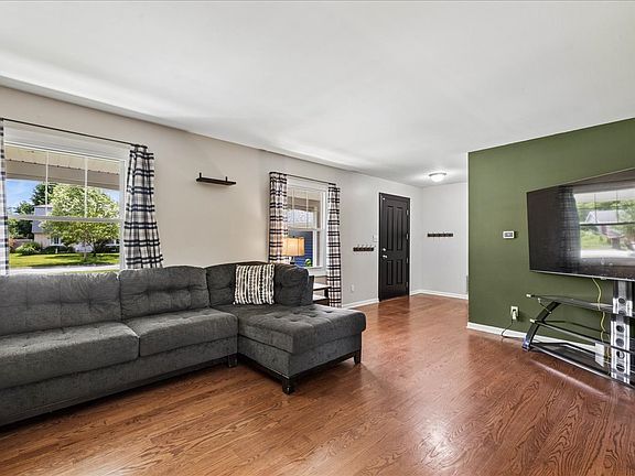 3rd image of 60 Newcastle Ct
