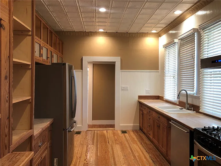 414 W San Antonio St — Photo 8