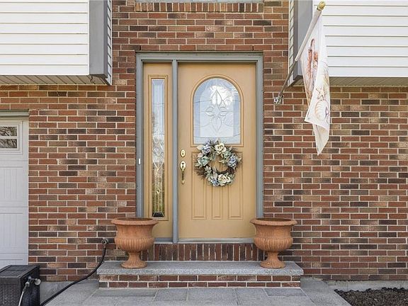 3rd image of 11 Renfrew Ave