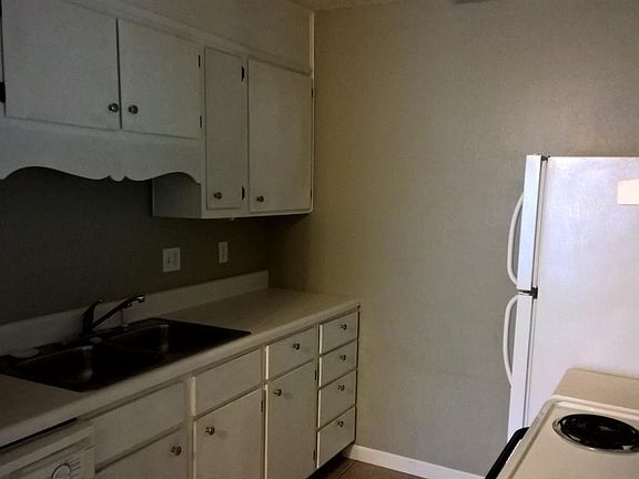 4th image of 3222 Maplewood Dr