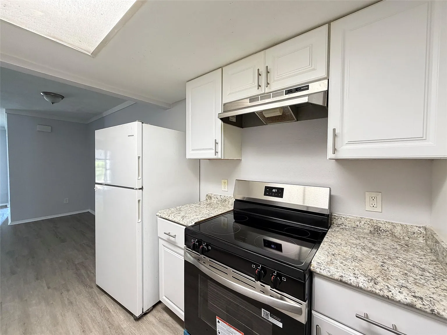 3 bed, 2.5 bath, 1408 sqft, $1,700 — Photo 2