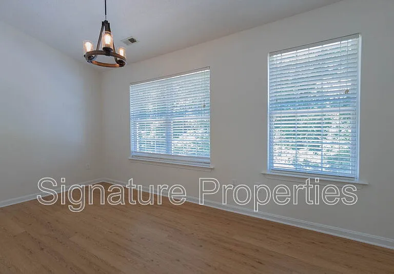405 Lakeview Ct — Photo 19