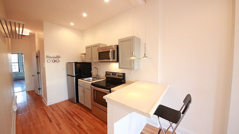 2nd image of 323 Monroe St #2S1