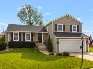 11 Kensington Ct, Streamwood, IL