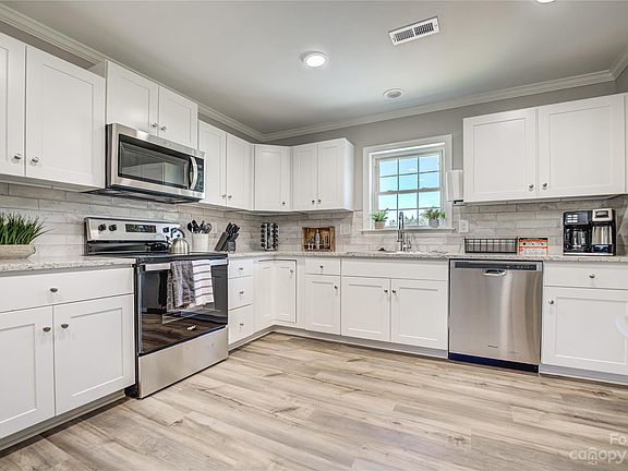 4th image of 68 Belle Meade Dr