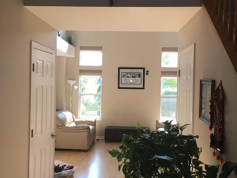 948 Huntington Dr — Photo 3