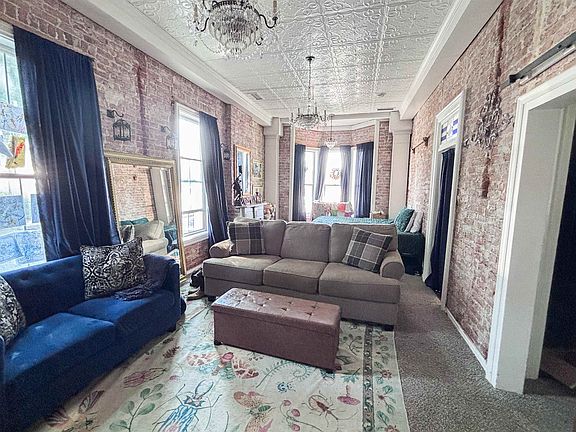 4th image of 362 Main St