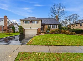816 Pepperidge Rd, Westbury, NY 11590