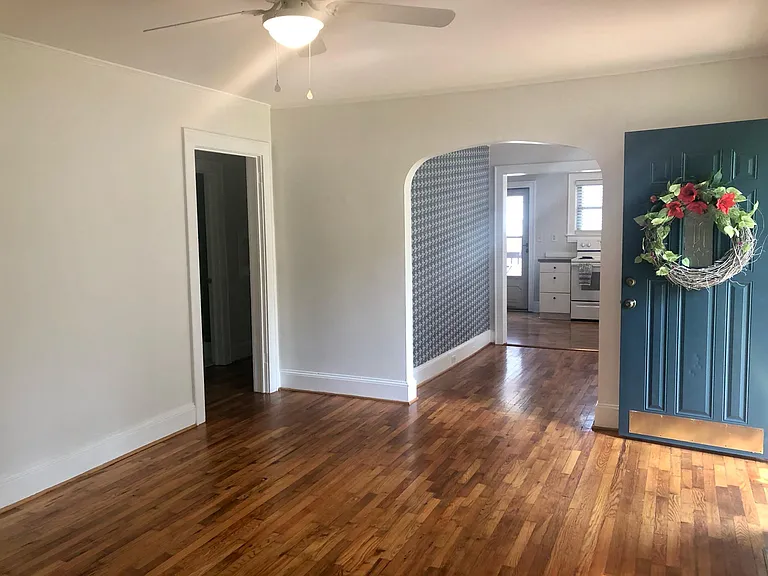 16 Hawthorne Ln — Photo 4