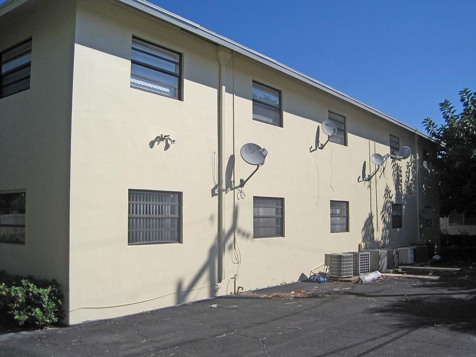 2nd image of 520 NE 45th St APT 4